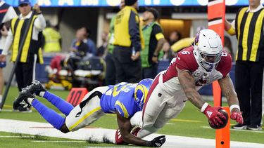 McCoy y Conner guían a Cardinals a vencer 27-17 a Rams