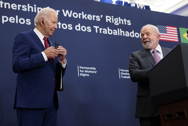 El presidente estadounidense Joe Biden y su homólogo brasileño Luiz Inácio Lula da Silva anuncian una asociación por los derechos de los trabajadores durante una reunión en Nueva York, el miércoles 20 de septiembre de 2023. (AP Foto/Susan Walsh)
