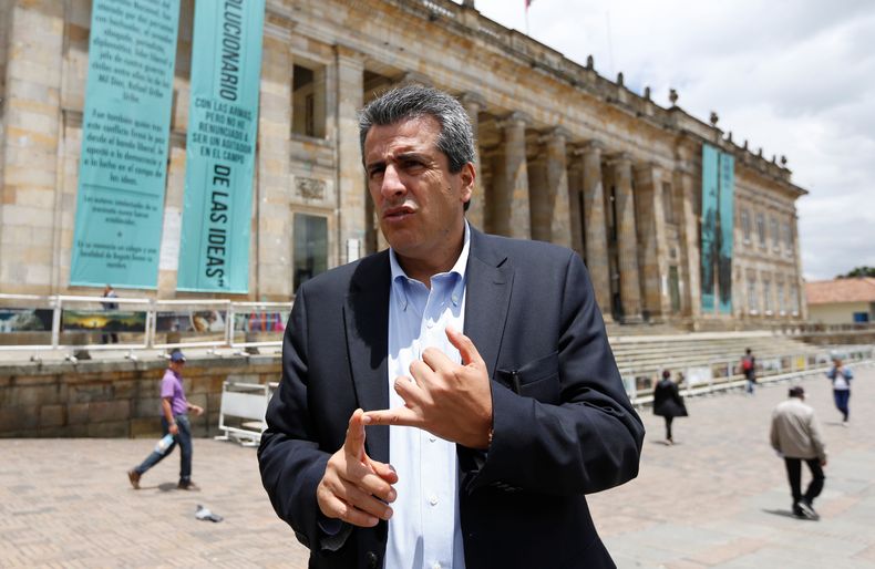 ARCHIVO- El senador colombiano Luis Fernando Velasco habla con la prensa afuera del Congreso en Bogotá, Colombia, el 23 de abril de 2015. (AP Foto/Fernando Vergara, Archivo)