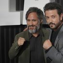 Los actores mexicanos Gael García Bernal, izquierda, y Diego Luna posan para una fotografía en la premiere de La Máquina en la Ciudad de México, el martes 8 de octubre de 2024. (Foto AP/Fernando Llano)