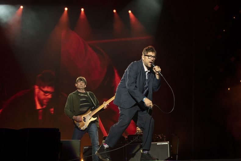 Damon Albarn, derecha, de la banda de rock británica Blur durante su concierto en el festival Corona Capital en la Ciudad de México, el sábado 18 de noviembre de 2023. (Foto AP/Alejandro Godinez)