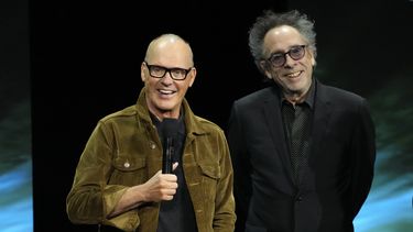 Michael Keaton, izquierda, astro de la próxima película Beetlejuice Beetlejuice, habla junto al director Tim Burton durante la presentación de Warner Bros. Pictures en CinemaCon 2024, el martes 9 de abril de 2024, en Las Vegas. (Foto AP/Chris Pizzello)