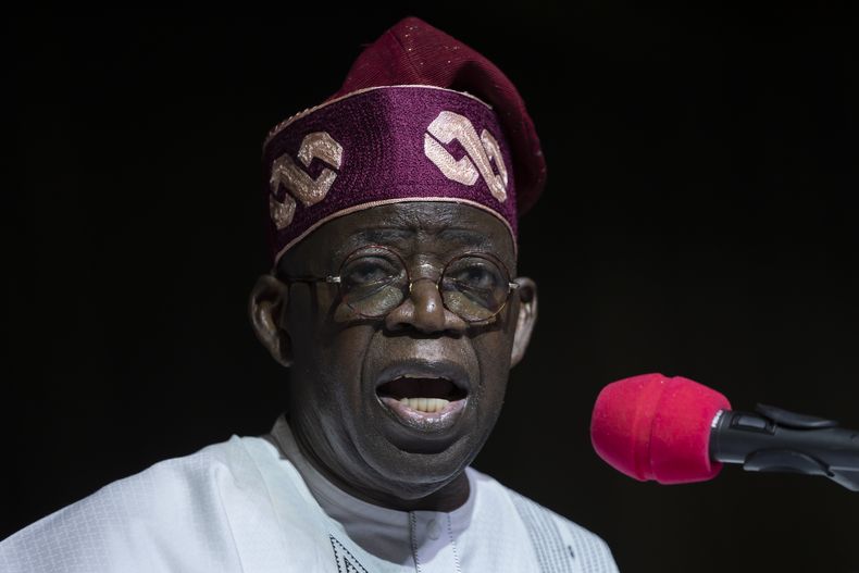 ARCHIVO - El presidente electo de Nigeria, Bola Tinubu, se dirige a seguidores reunidos en una ceremonia Abuya, Nigeria, el miércoles 1 de marzo de 2023. Tinubu toma las riendas del país más poblado de África en medio de desafíos sin precedentes, lo que da esperanzas a algunos ciudadanos y hace que otros sean escépticos sobre que su gobierno pueda ofrecer mejores resultados que el anterior. (AP Foto/Ben Curtis, Archivo)
