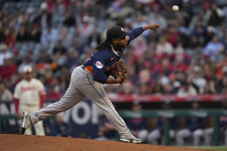 El dominicano Framber Veldez, de los Astros de Houston, hace un lanzamiento en el juego ante los Angelinos de Los Ángeles, el martes 9 de mayo de 2023 (AP Foto/Ashley Landis)