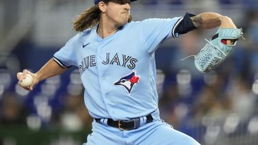 Kevin Gausman de los Azulejos de Toronto lanza ante los Marlins de Miami, el miércoles 21 de junio de 2023. (AP Foto/Lynne Sladky)