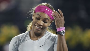 americateve | La estadounidense Serena Williams gesticula tras perder un punto ante la francesa Alize Cornet en el torneo de Dubai el viernes, 21 de febrero de 2014, en Dubai. (AP Photo/Kamran Jebreili)