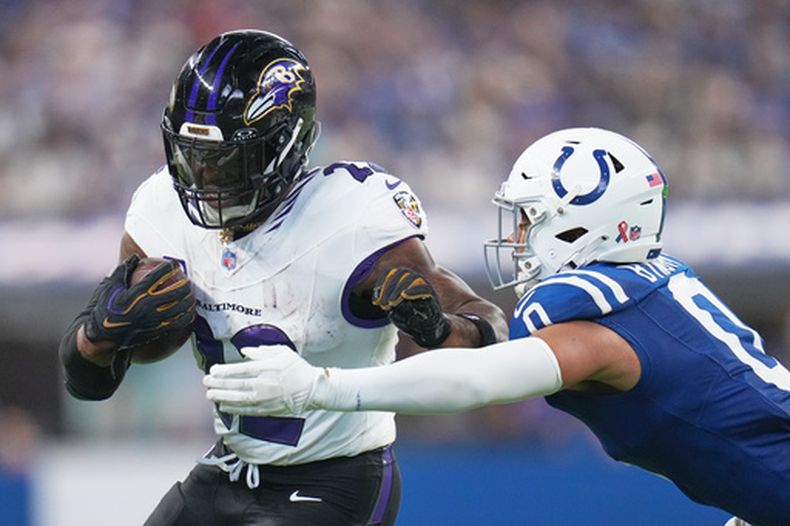 Derrick Henry de los Ravens de Baltimore corre para un primer down superando a Roquan Smith de los Colts de Indianápolis en el encuentro de la NFL del domingo 13 de septiembre del 2026. (AP Foto/Jeff Roberson)