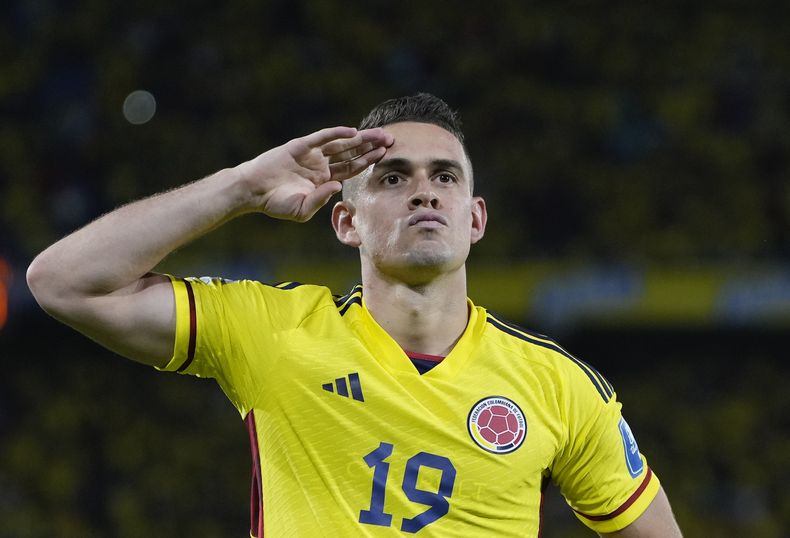 Rafael Santos Borré festeja tras anotar el gol con el que Colombia venció 1-0 a Venezuela en la eliminatoria al Mundial, el jueves 7 de septiembre de 2023, en Barranquilla. (AP Foto/Ricardo Mazalán)