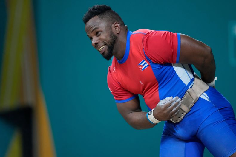 El pesista cubano Olfides Sáez saluda tras competir en la división de 89kg de los Juegos Panamericanos, el 22 de octubre de 2023, en Santiago, Chile. (AP Foto/Moisés Castillo)