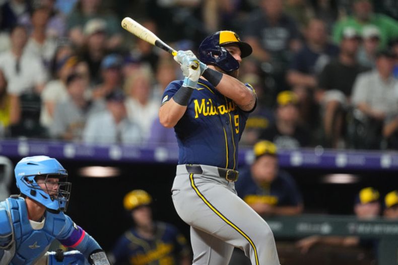 Jake Bauers, de los Cerveceros de Milwaukee, pega un doble en el juego del viernes 5 de junio de 2026, ante los Rockies de Colorado (AP Foto/David Zalubowski)