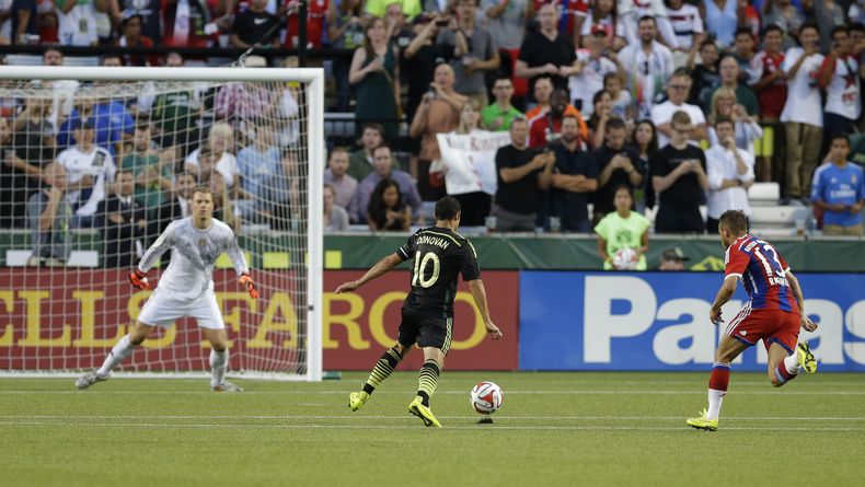 En esta foto del 6 de agosto del 2014, Landon Donovan, del Galaxy de Estados Unidos, se apresta a derrotar al arquero alem&aacute;n Manuel Neuer del Bayern Munich en Portland, Oreg&oacute;n. El 9 de agosto se conoci&oacute; que Neuer fue proclamado el fut