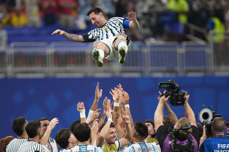 ARCHIVO - Los jugadores de Argentina lanzan al aire a su compañero Lionel Messi tras la victoria ante Egipto en los octavos de final del Mundial, el 7 de julio de 2026, en Atlanta. (AP Foto/Jacob Kupferman)