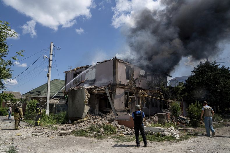 Bomberos de los servicios de emergencia de Ucrania apagan un incendio en una vivienda destruida tras un bombardeo ruso, en un vecindario residencial en Jersón, Ucrania, el 1 de julio de 2023. (AP Foto/Evgeniy Maloletka)