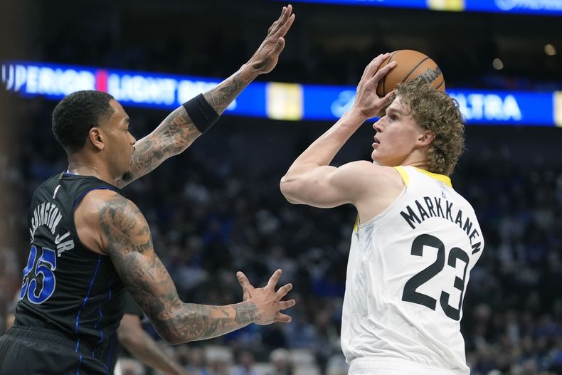 ARCHIVO - El alero del Jazz de Utah Lauri Markkanen (23) busca una oportunidad contra el defensa de los Mavericks de Dallas P.J. Washington (25) durante un partido de baloncesto de la NBA en Dallas, el 21 de marzo de 2024. (AP Foto/LM Otero, Archivo)