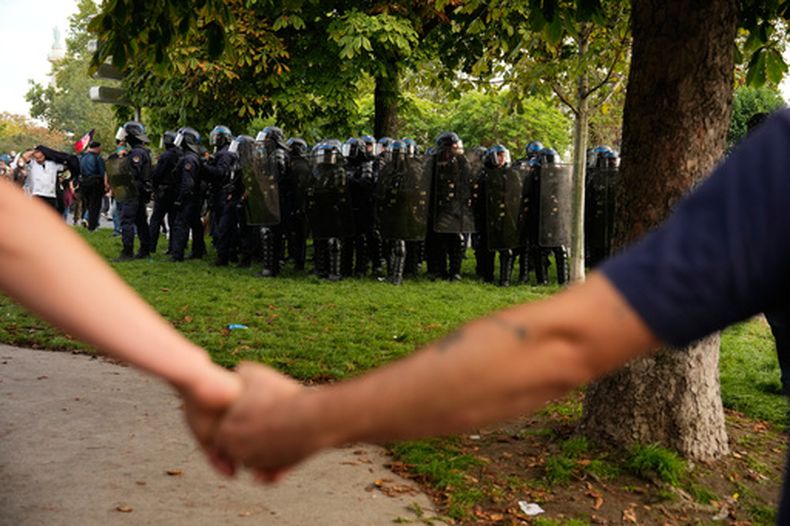 Manifestantes enfrentan a la policía durante una protesta contra la escasa financiación de las escuelas públicas, en París, el 6 de octubre de 2026. (AP Foto/Teresa Suarez)