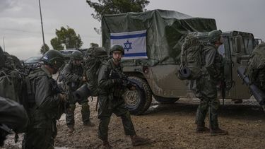 Soldados israelíes se aprestan a entrar a la Franja de Gaza en una concentración de efectivos cerca de la frontera Israel-Gaza en el sur de Israel, miércoles 13 de diciembre de 2023. (AP Foto/Ohad Zwigenberg)