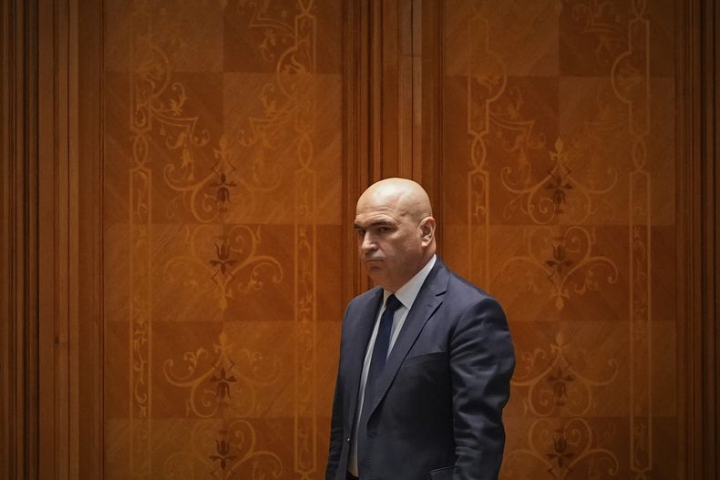 El designado como primer ministro de Rumania Ilie Bolojan en el Parlamento en Bucarest, Rumania, el 23 de junio del 2025. (AP foto/Andreea Alexandru)