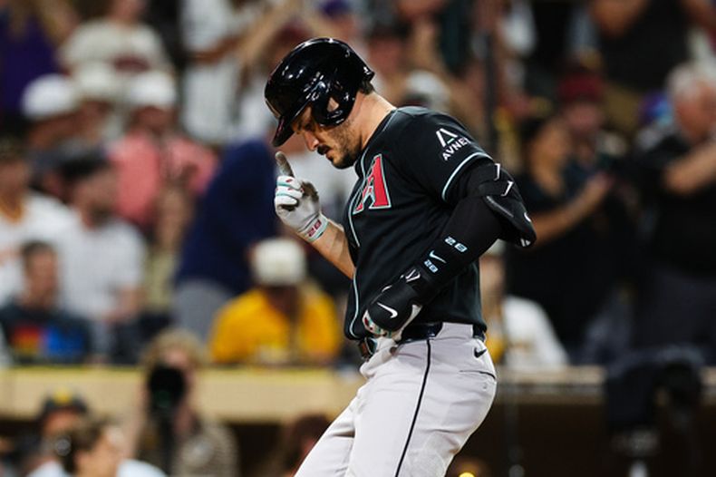 Nolan Arenado, de los Diamondbacks de Arizona, hace un gesto al cruzar el plato tras conectar un jonrón solitario contra los Padres de San Diego en la sexta entrada de un partido de béisbol, el jueves 9 de julio de 2026, en San Diego. (Foto AP/Derrick Tuskan)