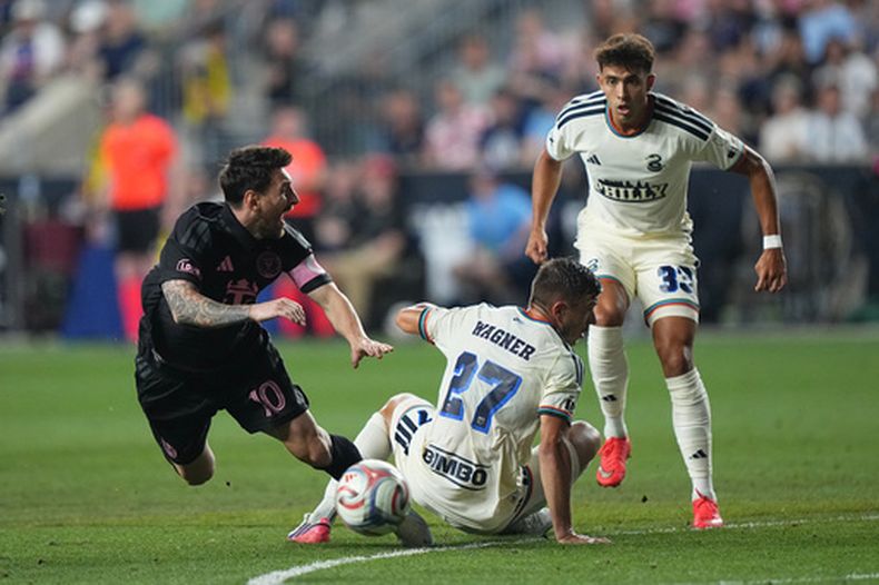 Lionel Messi, del Inter Miami, cae junto a Kai Wagner y Quinn Sullivan, del Union de Filadelfia, durante el partido de la MLS disputado el miércoles 19 de agosto de 2026 en Chester, Pensilvania (AP Foto/Matt Rourke)