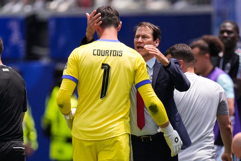 Thibaut Courtois, arquero de Bélgica, abandona la cancha y recibe un abrazo del entrenador Rudi García, durante el encuentro de cuartos de final de la Copa del Mundo ante España, el viernes 10 de julio de 2026 en Inglewood, California (AP Foto/Mark J. Terrill)