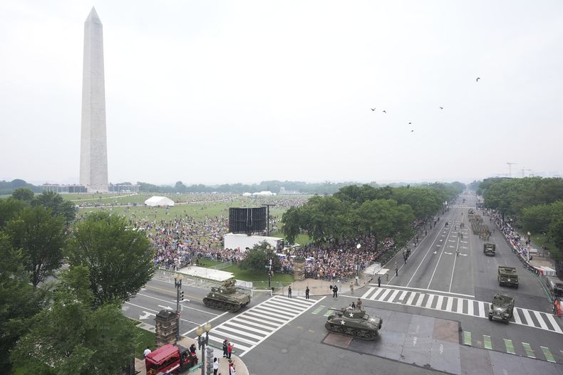 Desfile militar conmemorativo del 250mo aniversario del Ejército, que coincide con el 79no cumpleaños del presidente Donald Trump, el sábado 14 de junio de 2025, en Washington. El Monumento a Washington se ve a la izquierda. (AP Foto/Jacquelyn Martin)