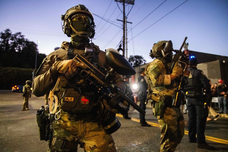 Agentes federales montan guardia cerca de una instalación del Servicio de Inmigración y Control de Aduanas (ICE, por sus siglas en inglés) en Portland, Oregon, el lunes 6 de octubre de 2025. (AP Foto/Ethan Swope)