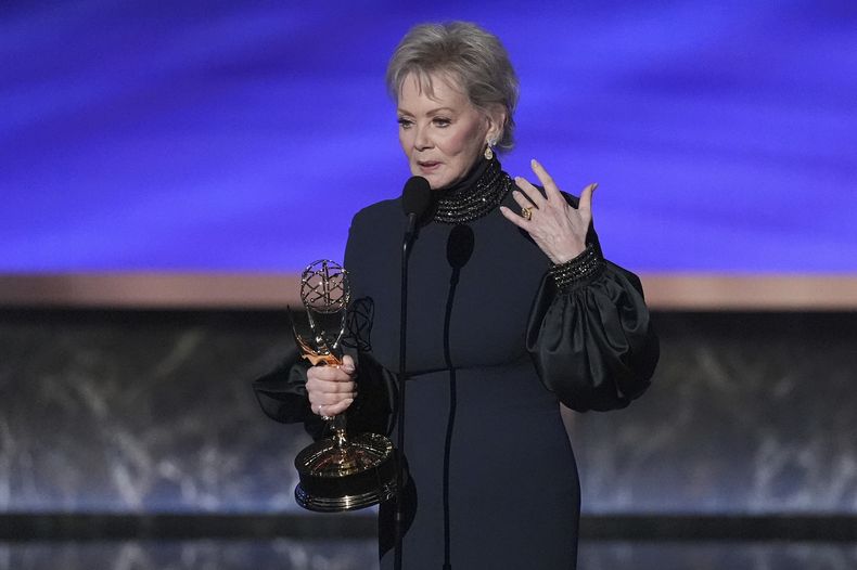 Jean Smart acepta el premio a la mejor actriz principal en una serie de comedia por Hacks en la 77a edición de los Premios Emmy el domingo 14 de septiembre de 2025 en el Teatro Peacock de Los Ángeles. (Foto AP/Chris Pizzello)