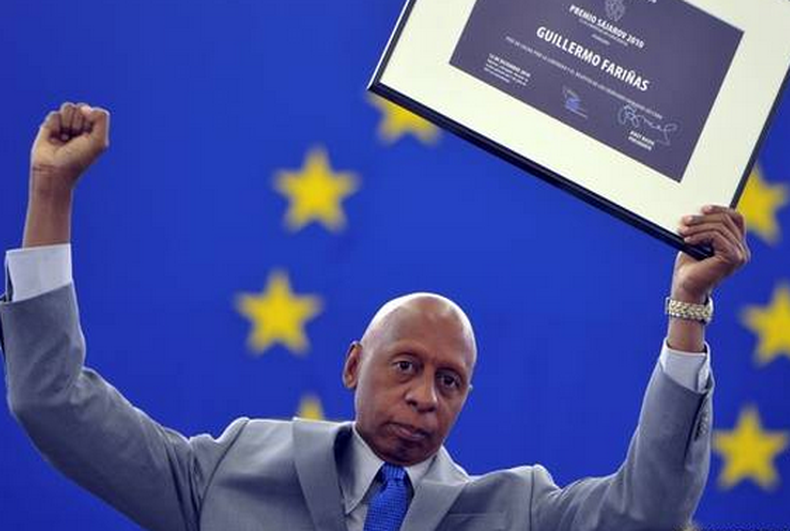 El opositor Guillermo Fariñas denunció este miércoles que varios opositores fueron "torturados" en Santa Clara por negarse a gritar frases como "viva Fidel" y "viva Raúl".