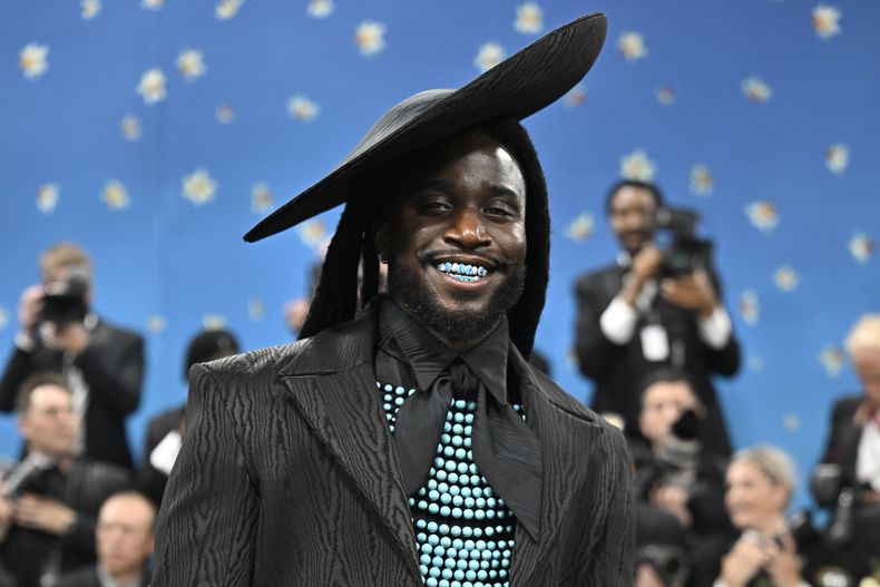 Shaboozey asiste a la gala benéfica del Instituto del Vestido del Museo Metropolitano de Arte que celebra la inauguración de la exposición Superfine: Tailoring Black Style el lunes 5 de mayo de 2025, en Nueva York. (Foto Evan Agostini/Invision/AP)