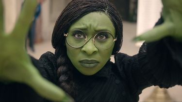 Esta imagen proporcionada por Universal Pictures muestra a Cynthia Erivo en una escena de la película Wicked. (Universal Pictures vía AP)