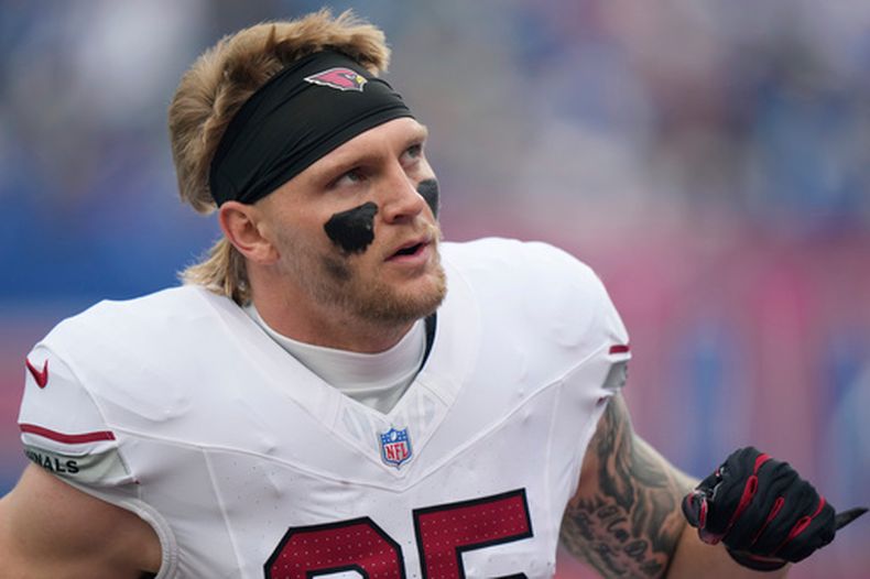 Trey McBride, ala cerrada de los Cardinals de Arizona, hace una pausa en el campo durante el partido de la NFL en contra de los Giants de Nueva York, el domingo 4 de octubre de 2026, en East Rutherford, Nueva Jersey. (AP Foto/Seth Wenig)