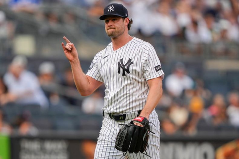 Gerritt Cole, de los Yankees de Nueva York, festeja luego de ponchar a Jim Jarvis, de los Bravos de Atlanta, el sábado 8 de agosto de 2026 (AP Foto/Yuki Iwamura)