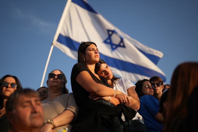 Familiares y amigos lloran durante el funeral del soldado israelí Itay Yavetz, asesinado en Gaza, en Modiin, Israel, el lunes 20 de octubre de 2025. (AP Foto/Francisco Seco)