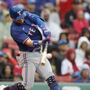 Robbie Grossman de los Rangers de Texas batea un doble remolcador en la cuarta entrada del juego ante los Medias Rojas de Boston el martes 4 de julio del 2023. (AP Foto/Michael Dwyer)