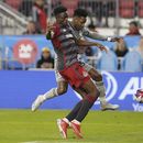 Aime Mabika, de Toronto FC, disputa un balón con el hondureño Romell Quioto, del Montreal, el martes 9 de mayo de 2023 , en los cuartos de final del campeonato canadiense (Chris Young/The Canadian Press via AP)