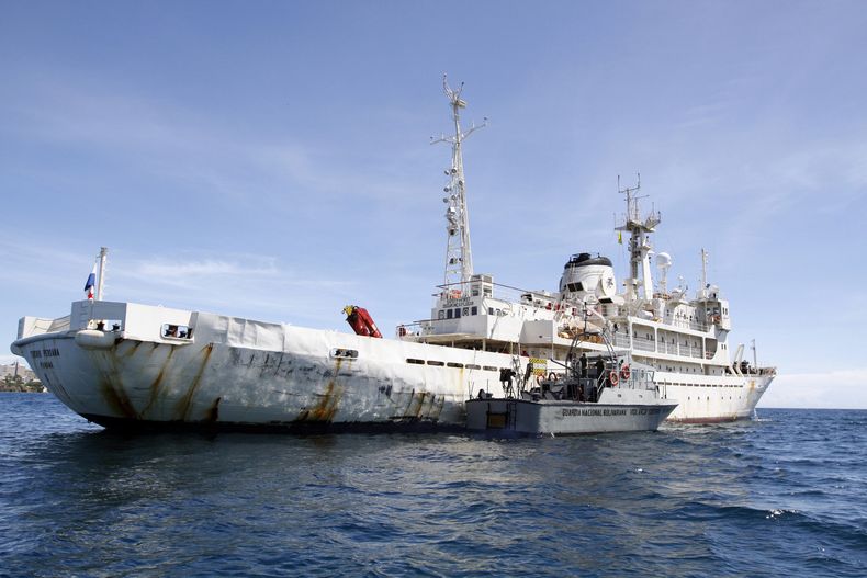 Un barco de la Guardia Costera venezolana permanece junto al buque de exploraci&oacute;n petrolera Teknik Perdana anclado cerca de la costa en la isla Margarita, Venezuela, el domingo 13 de octubre de 2013. (Foto AP/Gustavo Granado)