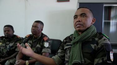 El comandante de la unidad militar de élite CAPSAT, el coronel Michael Randrianirina, habla durante una entrevista con The Associated Press, en Antananarivo, Madagascar, el 15 de octubre de 2025. (AP Foto/Brian Inganga)
