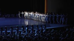 Miembros de la compañía del Ballet de Montecarlo actúan durante el estreno de Core meu en el Teatro Nacional de La Habana, el viernes 16 de mayo de 2025. La princesa Carolina de Mónaco, presidenta de la compañía fundada en 1985 en honor a su madre, la princesa Grace, acompañó a los bailarines a La Habana. (Foto AP/Ramón Espinosa)