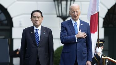 El presidente estadounidense Joe Biden con el primer ministro japonés Fumio Kishida en la Casa Blanca en Washington, el 10 de abril de 2024. (Foto AP/Susan Walsh)