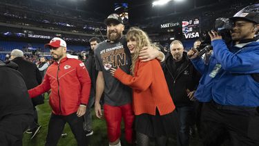 ARCHIVO - El tight end de los Chiefs de Kansas City Travis Kelce camina con Taylor Swift tras el partido de campeonato de la AFC ante los Ravens de Baltimore en Baltimore el 28 de enero de 2024. Los Chiefs ganaron 17-10. (Foto AP/Julio Cortez, archivo)