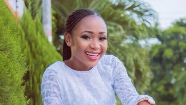 Una actriz ghanesa fue condenada a 90 días de prisión por posar desnuda para una foto junto a su hijo de 7 años