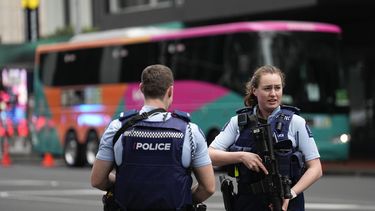 Agentes de Nueva Zelanda montan guardia frente a un hotel que alberga a jugadoras del Mundial femenino en Auckland, el jueves 20 d ejulio de 2023 (AP Foto/Abbie Parr)