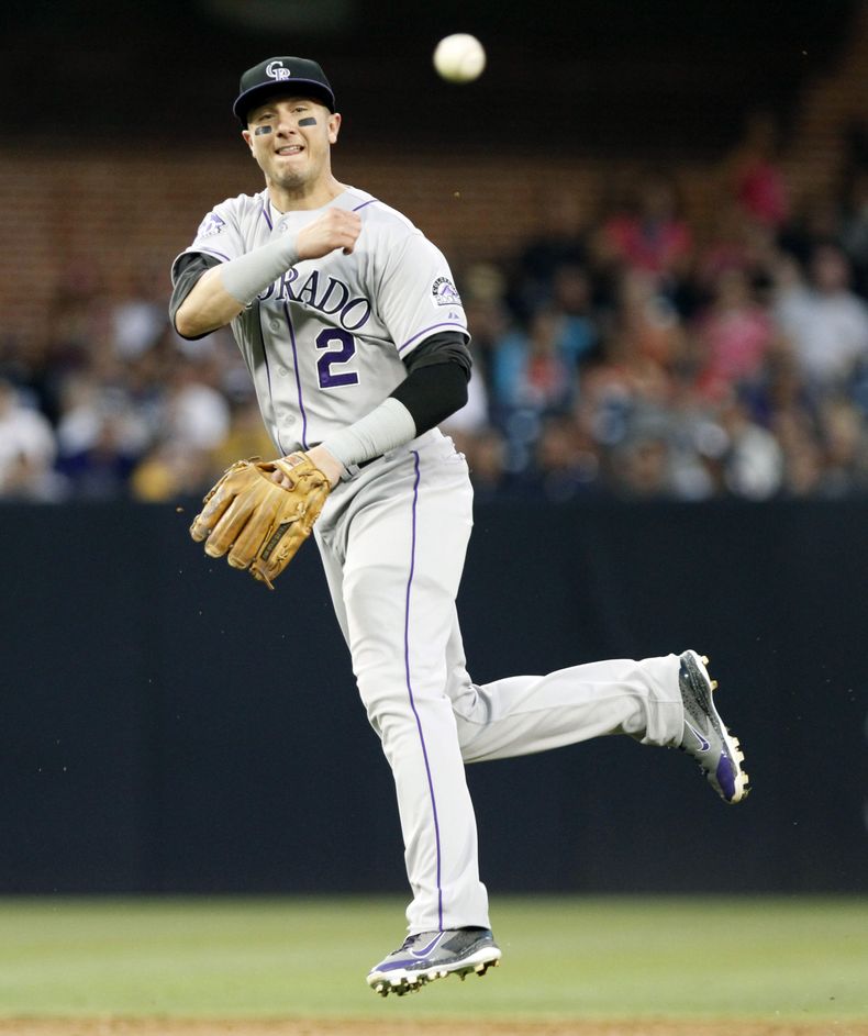 El jugador de los Rockies, Troy Tulowitzki, lanza a primera base en un partido contra los Padres de San Diego el 7 de septiembre de 2013. Tulowitzki ser&aacute; operado de la cadera y se perder&aacute; el resto de la temporada de 2014, inform&oacute; el e