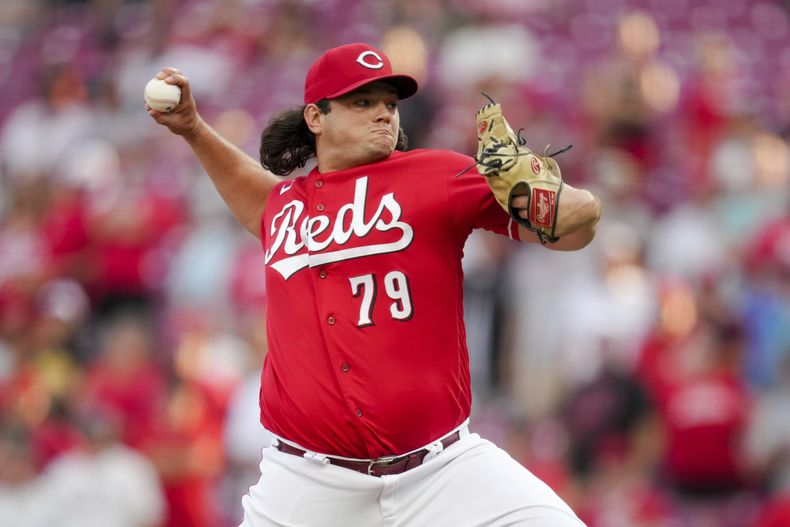 Ian Gibaut de los Rojos de Cincinnati lanza en la novena entrada ante los Marineros de Seattle en el encuentro del lunes 4 de septiembre del 2023. (AP Foto/Aaron Doster)