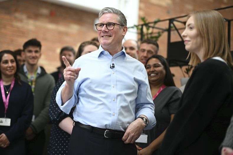 El primer ministro británico Keir Starmer, centro, habla con miembros del personal tras pronunciar un discurso sobre sus planes de reformar el servicio civil, en una visita a Reckitt Benckiser Health Care UK Ltd en Kingston upon Hull, Inglaterra, el jueves 13 de marzo de 2025. (Oli Scarff/Pool Foto vía AP)