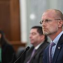 ARCHIVO - Brendan Carr escucha durante una audiencia del Comité de Comercio, Ciencia y Transporte del Senado para examinar la Comisión Federal de Comunicaciones en el Capitolio en Washington, el 24 de junio de 2020. (Jonathan Newton/The Washington Post via AP, archivo)
