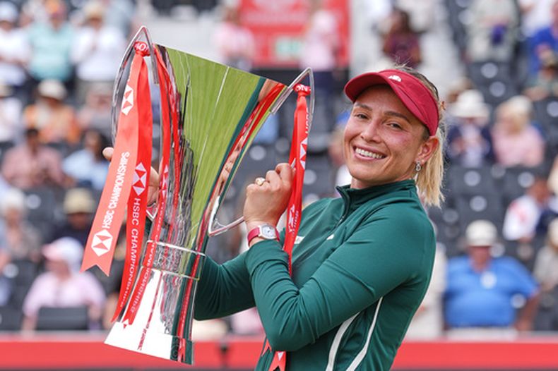 La croata Donna Vekic posa con el trofeo tras ganar la final del torneo Queens Club al vencer a la británica Emma Raducanu el domingo 14 de junio del 2026. (AP Foto/Maja Smiejkowska)