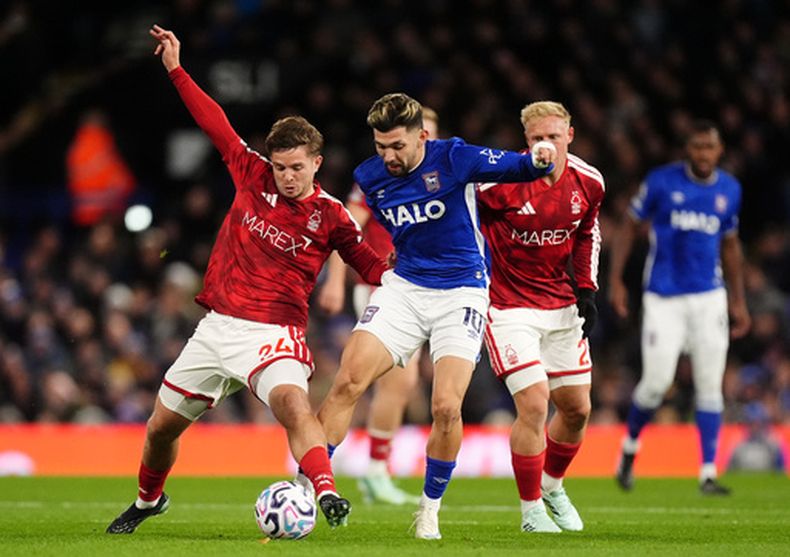 Julio Enciso, de Ipswich Town, y James McAtee, izquierda, de Nottingham Forest, disputan un balón durante el partido de fútbol de la Liga Premier de Inglaterra, el viernes 23 de octubre de 2026, en Ipswich, Inglaterra. (Mike Egerton/PA via AP)