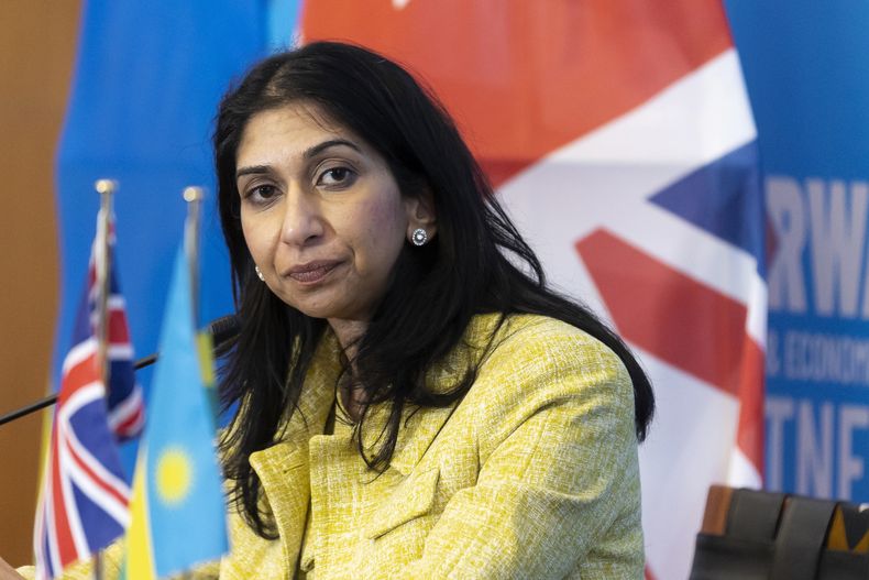 En esta imagen de archivo, la ministra británica de Interior, Suella Braverman, ofrece una conferencia de prensa en Kigali, la capital de Ruanda, el 18 de marzo de 2023. (AP Foto, archivo)