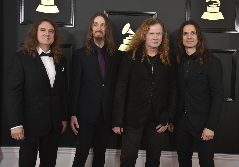 ARCHIVO - David Ellefson, de izquierda a derecha, Dirk Verbeuren, Dave Mustaine y Kiko Loureiro del grupo musical Megadeth llegan a la 59.a edición anual de los Premios Grammy el 12 de febrero de 2017, en Los Ángeles. (Foto Jordan Strauss/Invision/AP, archivo)